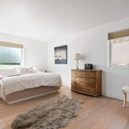 Spacious With Terrace & Car Charger Сasa de vacaciones